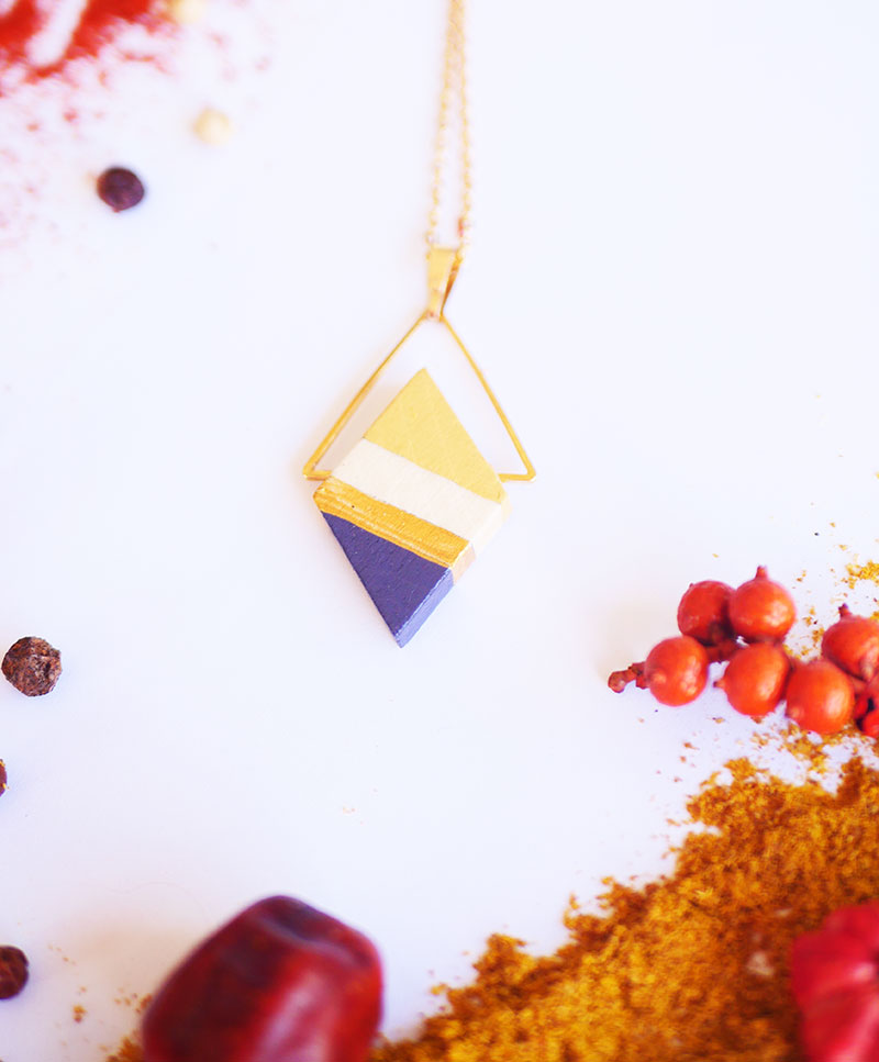 Gebetnout bijoux fantaisie lyon mode tendance bijouterie femme Annecy artisan Licancabur collier geometrie triangle jaune violet dore