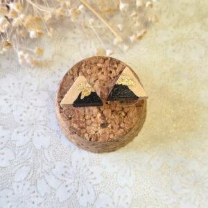 Boucle d'oreille puce triangle en bois de tilleul peint en noir et décorée de feuille d'or