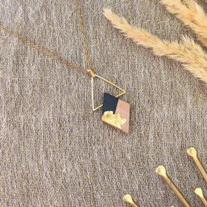 Collier fantaisie femme en bois de tilleul peint en noir et feuille d'or, monture en acier inoxydable doré.
