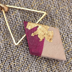 Collier fantaisie femme en bois - losange et feuille d'or - 04 Rose framboise