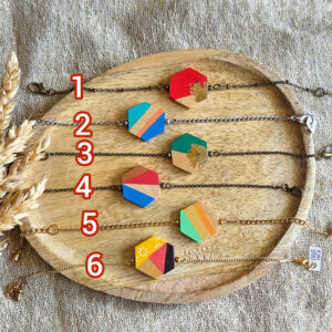 Bracelet géométrique hexagone en bois de tilleul peint à la main et chaine en acier inoxydable