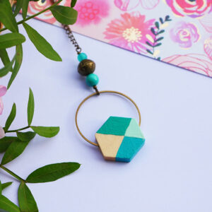 Gebetnout bijoux fantaisie lyon mode tendance bijouterie femme Annecy artisan bois geometrie sautoir collier hexagone vert bleu paon bronze