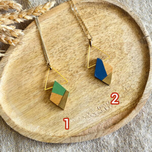 Collier losange en bois de buis peint à la main, plaque de laiton.