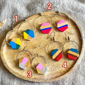 boucle d'oreille femme ronde hexagone en bois et cercle en acier inoxydable.