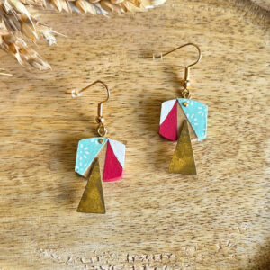 Boucles d'oreilles lampion en bois de tilleul peint à la main et décoré de papier japonais, triangle de laiton martelée