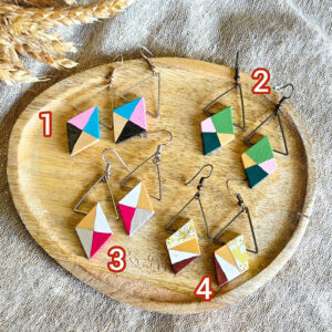 boucles d'oreilles géométriques losange en bois et triangle en acier inoxydable.
