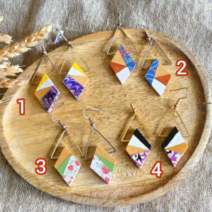 boucles d'oreilles géométrique losange en bois et triangle en acier inoxydable.