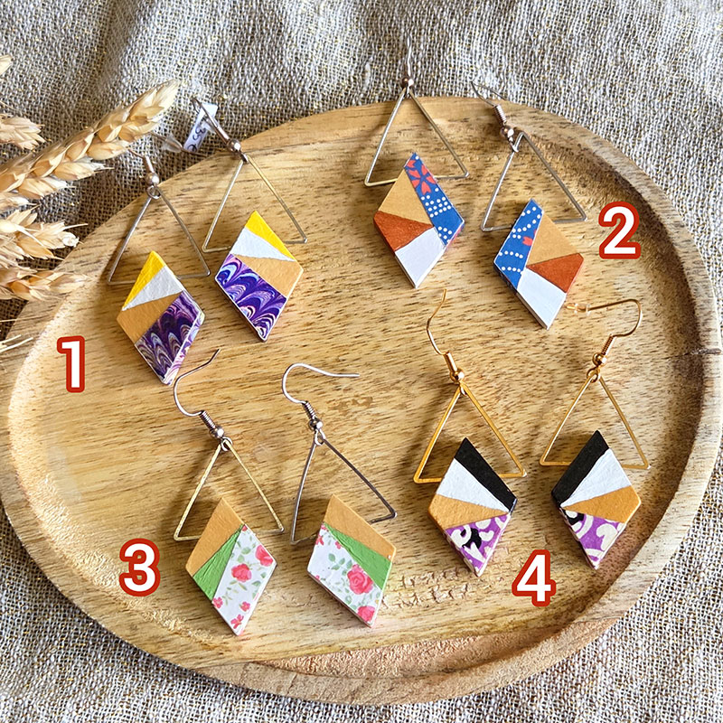 boucles d'oreilles géométrique losange en bois et triangle en acier inoxydable.
