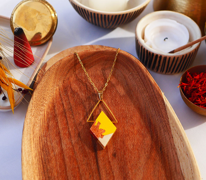 Gebetnout bijoux fantaisie lyon mode tendance bijouterie femme Annecy artisan watthanaram ayutthaya bois geometrie collier losange triangle jaune feuille cuivre
