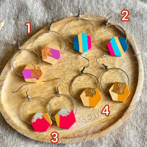 boucle d'oreille creole en bois, hexagone de tilleul et cercle en acier inoxydable