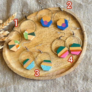 boucle d'oreille creole bois et hexagone en tilleul peint à la main