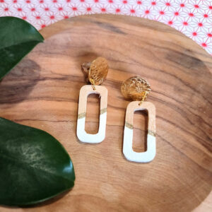 Boucles d'oreille rectangle en bois de tilleul peint en blanc et doré et puce martelée en acier inoxydable doré à l'or fin.