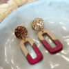 Boucles d'oreille rectangle en bois de tilleul peint en rose framboise et doré et puce martelée en acier inoxydable doré à l'or fin.