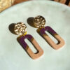 Boucles d’oreille rectangle en bois peint, puce martelée dorée. – Image 6