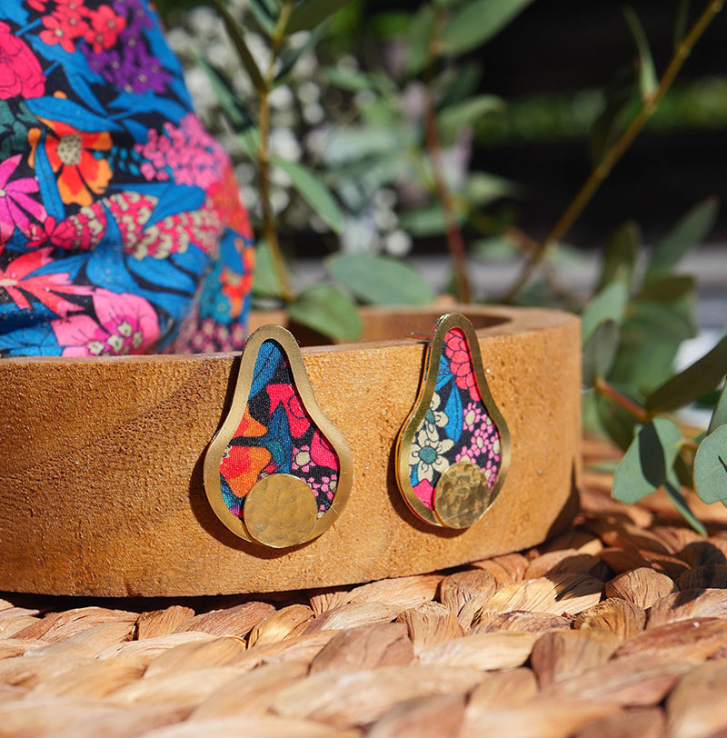 Bijou éthique en tissu upcyclé et laiton