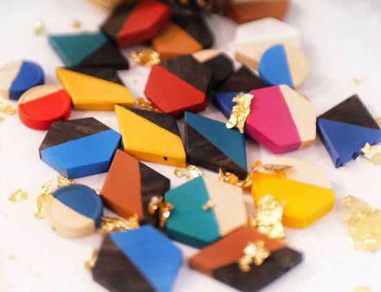 Bijoux en bois peint multicolore de différentes essences tilleul et ébène et feuille d'or