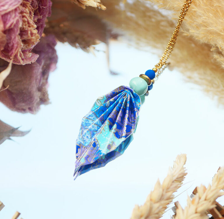 Bijou éthique sautoir origami feuille bleu turquoise et doré et pierre naturelle