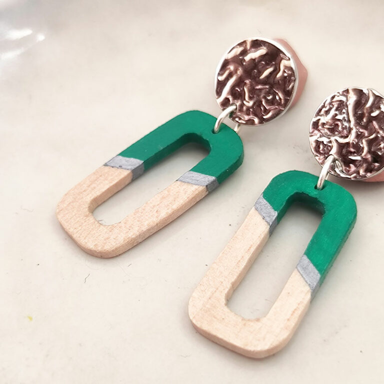 Bijoux en bois boucles d'oreilles rectangle en bois de tilleul pein en vert emeraude et puce argenté