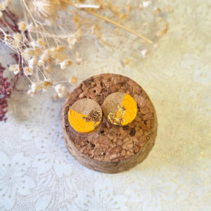 Boucle d'oreille femme clou rond de bois jaune moutard et feuille d'or