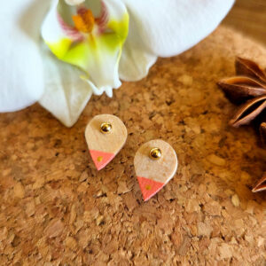 Boucle d'oreille clou en forme de goutte en bois de tilleul peintes à la main en saumon et doré à l'or fin