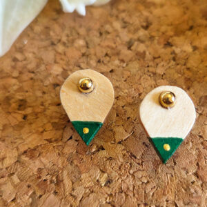 Boucle d'oreille clou en forme de goutte en bois de tilleul peintes à la main en vert emeraude et doré à l'or fin