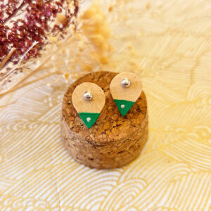 clou d'oreille en bois de tilleul en forme de goutte peint en vert et clou en plaqué argent