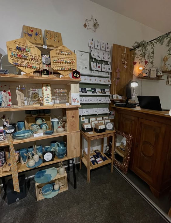 Boutique artisanale cocon des créateurs à evian les bains où l'on retrouve mes bijoux evian Geb&Nout