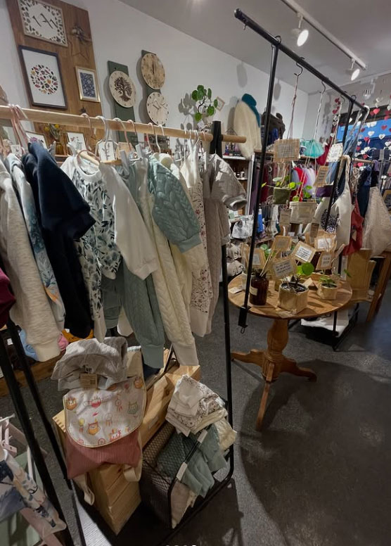 Boutique artisanale cocon des créateurs à evian les bains où l'on retrouve mes bijoux evian Geb&Nout et Pop Et Lou Couture