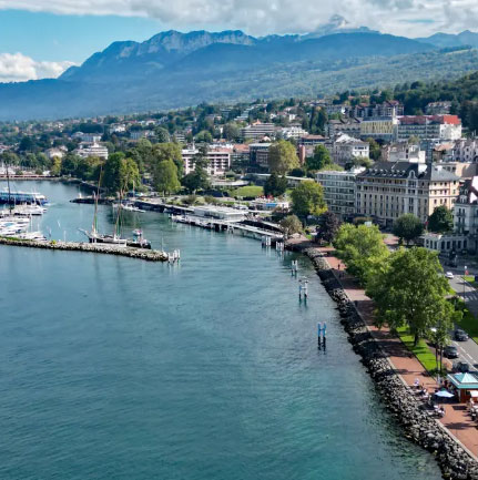 vue aérienne d'evian les bains où l'on retrouve mes bijoux evian Geb&Nout à la boutique cocon des créateurs