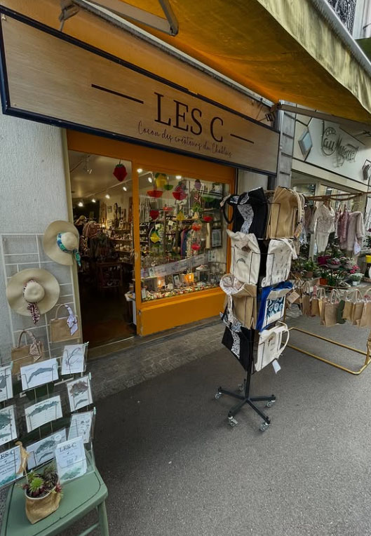 Vitrine de la boutique artisanales cocon des créateurs à evian les bains où l'on retrouve mes bijoux evian Geb&Nout