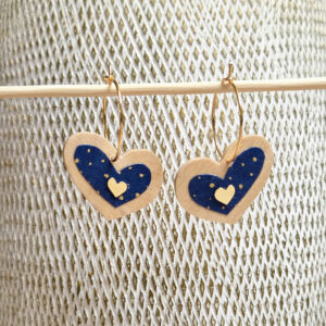 Boucle d'oreille coeur pendante créole en bois de tilleul et papier origami bleu nuit