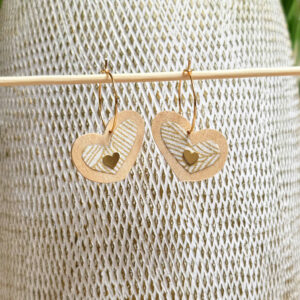 Boucle d'oreille coeur pendante créole en bois de tilleul et papier origami doré et écru