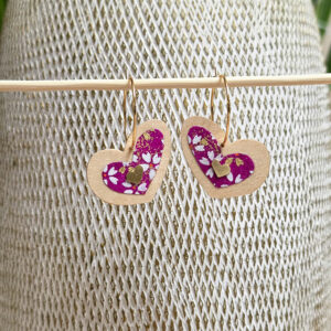 Boucle d'oreille coeur pendante créole en bois de tilleul et papier origami rose fuchsia