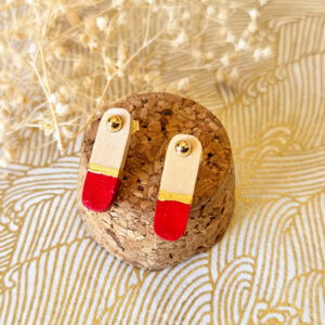 clous d'oreille originaux en bois de tilleul peint à la main en rouge et clou en acier inoxydable doré à l'or fin.