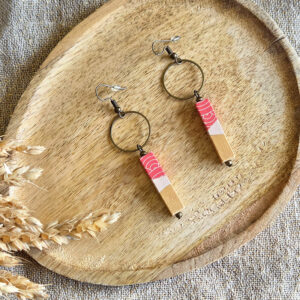 Boucles d'oreilles barre en bois peint à la main et papier japonais et cercle en laiton
