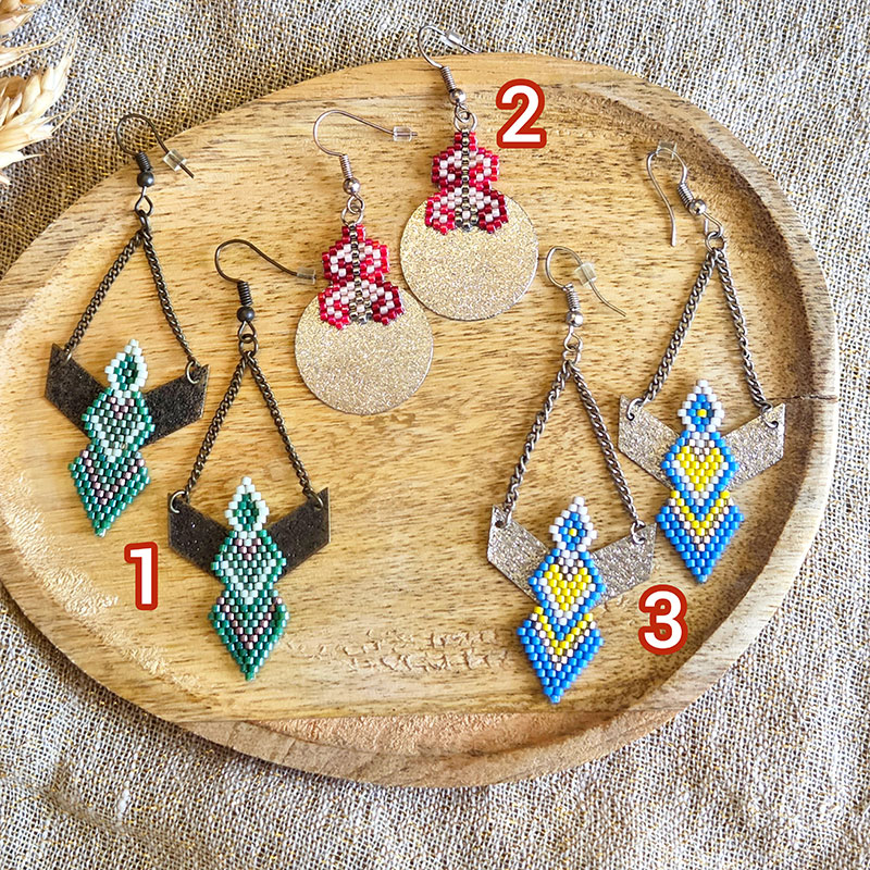 Boucles d'oreilles géométriques en perles miyuki tissé brickstitch et forme géométrique en laiton