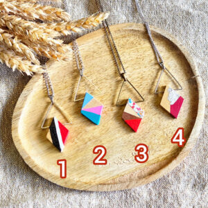 Collier multicolore fantaisie losange en bois et chaine en acier inoxydable