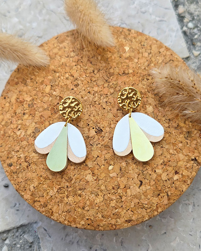 boucles d'oreilles artisanales puces en bois de tilleul en forme de parapluie peint en blanc et laiton