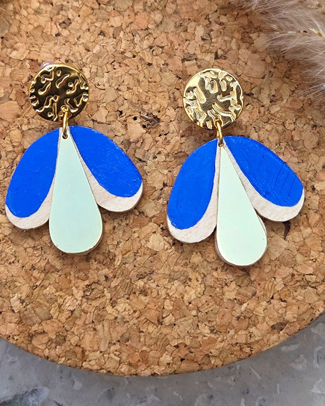 boucles d'oreilles artisanales puces en bois de tilleul en forme de parapluie peint en bleu klein et laiton