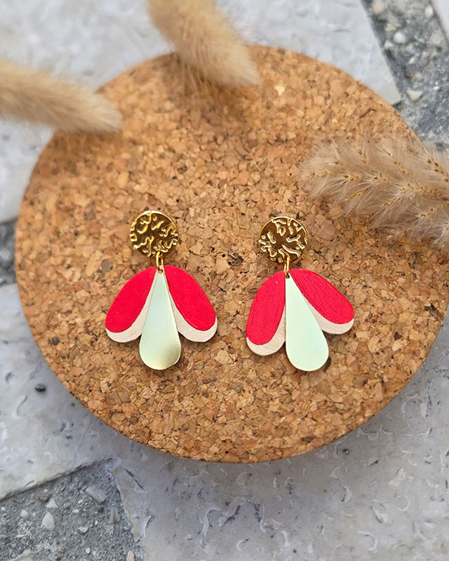 boucles d'oreilles artisanales puces en bois de tilleul en forme de parapluie peint en rouge et laiton