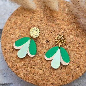 boucles d'oreilles artisanales puces en bois de tilleul en forme de parapluie peint en vert forêt et laiton
