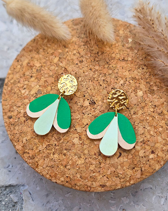 boucles d'oreilles artisanales puces en bois de tilleul en forme de parapluie peint en vert forêt et laiton
