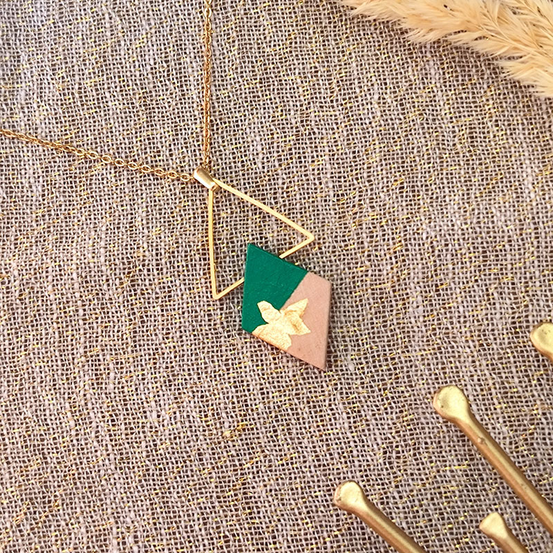 Collier fete des meres géométrique en bois de tilleul, losange triangle peint à la main et feuille d'or